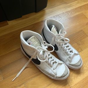 Nike blazers size Y7 (woman’s 8.5)
